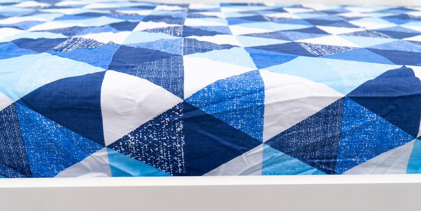 prześcieradło 80x160 trójkąty niebieskie 